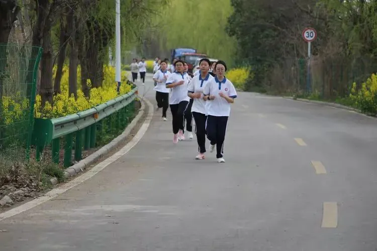 阳光运动强体魄 凝心聚力备中考 第15张