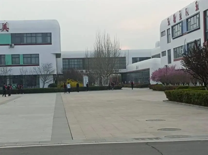 2026年面试真题:小王经常来问你工作问题,在问问题的同时他还经常跟你随便闲聊,此事被领导发现了,领导批评了你,你该怎么办? 第3张 2026年面试真题:小王经常来问你工作问题,在问问题的同时他还经常跟你随便闲聊,此事被领导发现了,领导批评了你,你该怎么办? 第3张