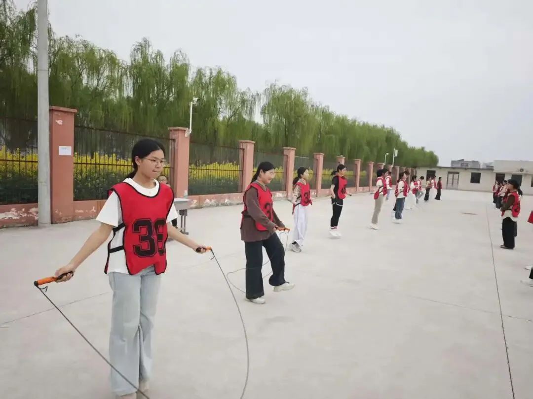 临泉六中举行九年级第三次体育模拟考试 第1张