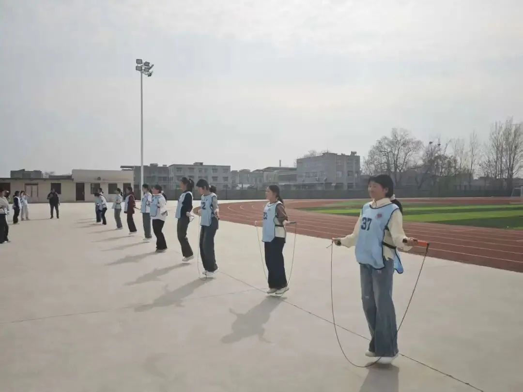 临泉六中举行九年级第三次体育模拟考试 第7张