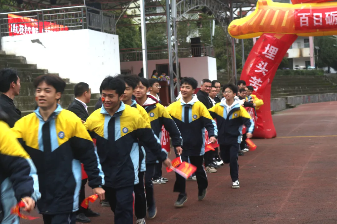 擂响战鼓,决胜中考!从江县宰便中学举行2026年中考誓师大会 第14张