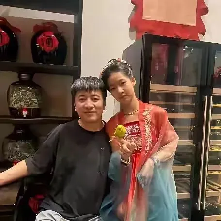 爆哭!张雪峰女儿千字告别火了:比满分试卷更珍贵的,是这份体面 第3张 爆哭!张雪峰女儿千字告别火了:比满分试卷更珍贵的,是这份体面 第3张