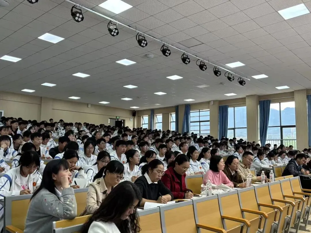 精准把脉,赋能中考——鹤庆二中举办中考语文作文专题讲座 第6张