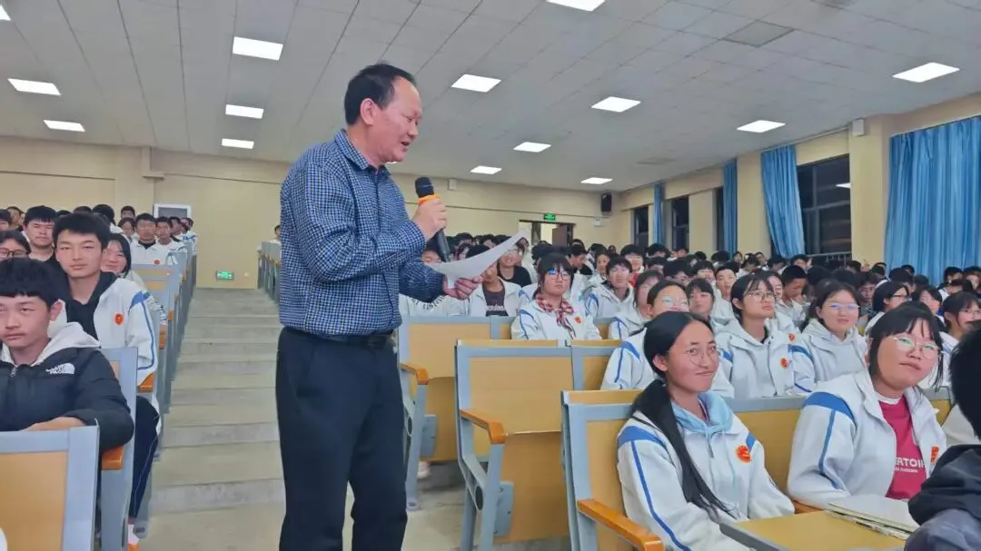 精准把脉,赋能中考——鹤庆二中举办中考语文作文专题讲座 第22张