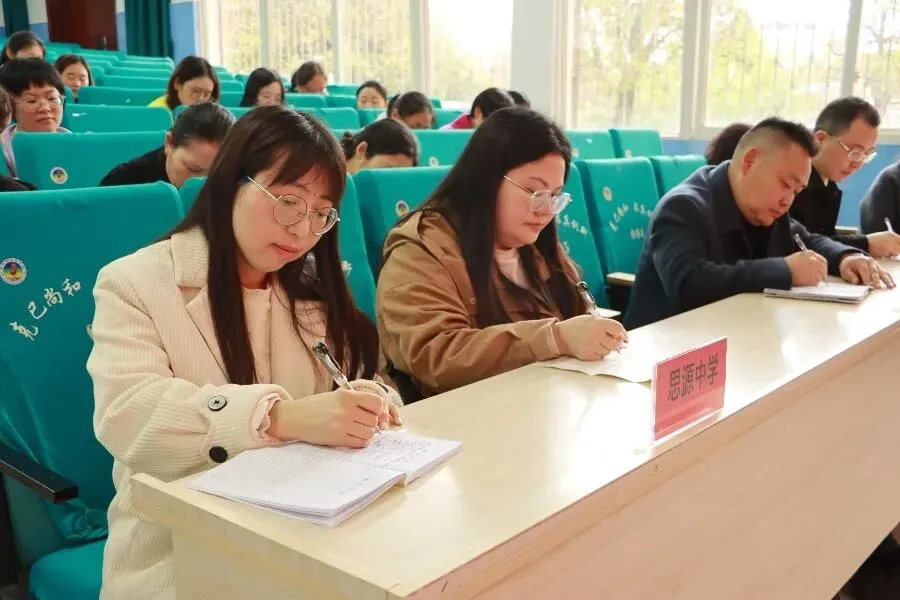 来凤县初中英语学业水平考试复习备考会暨听说机考模拟活动圆满收官 第3张 来凤县初中英语学业水平考试复习备考会暨听说机考模拟活动圆满收官 第3张