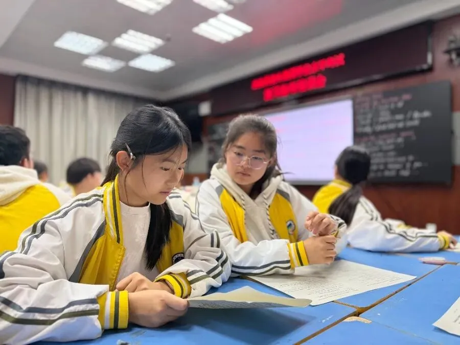 来凤县初中英语学业水平考试复习备考会暨听说机考模拟活动圆满收官 第11张 来凤县初中英语学业水平考试复习备考会暨听说机考模拟活动圆满收官 第11张