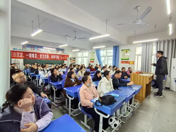 家校同心聚合力 携手护航助中考——十九中九年级家长会温情落幕 第17张 家校同心聚合力 携手护航助中考——十九中九年级家长会温情落幕 第17张