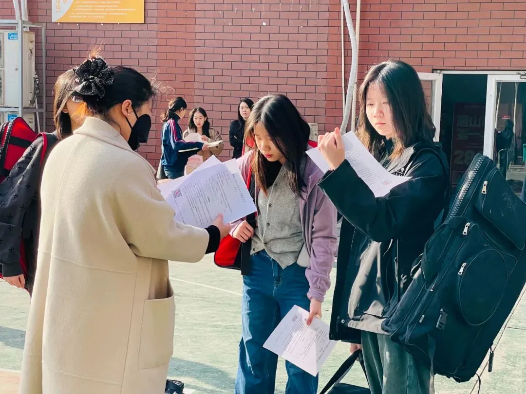 正式开考丨2026年唐山市美术中考首场模拟考试 第13张 正式开考丨2026年唐山市美术中考首场模拟考试 第13张