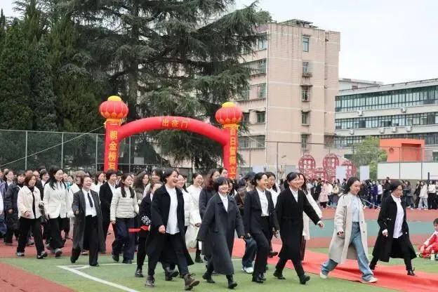 百日砺剑书壮志 笃行弘毅战中考——毕节一中2026 届中考誓师大会成功举行 第12张 百日砺剑书壮志 笃行弘毅战中考——毕节一中2026 届中考誓师大会成功举行 第12张