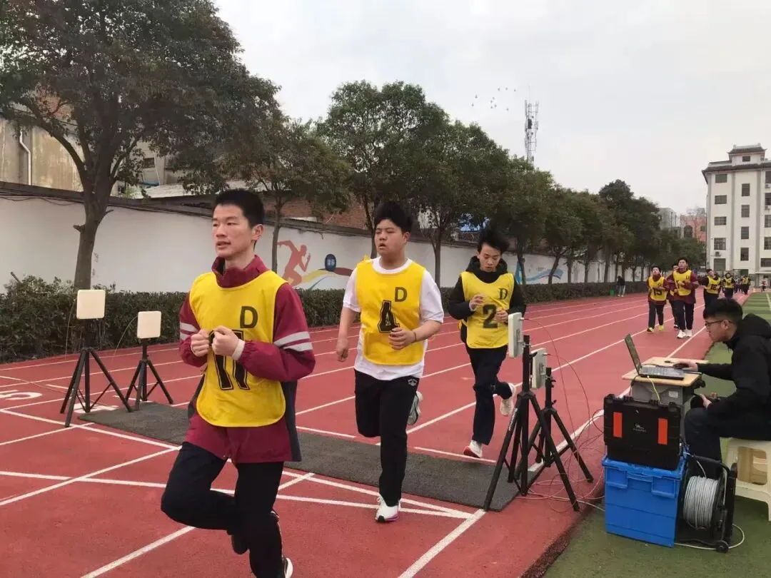 【冲刺中考】厉兵秣马战体测 文通学子展锋芒 第12张 【冲刺中考】厉兵秣马战体测 文通学子展锋芒 第12张