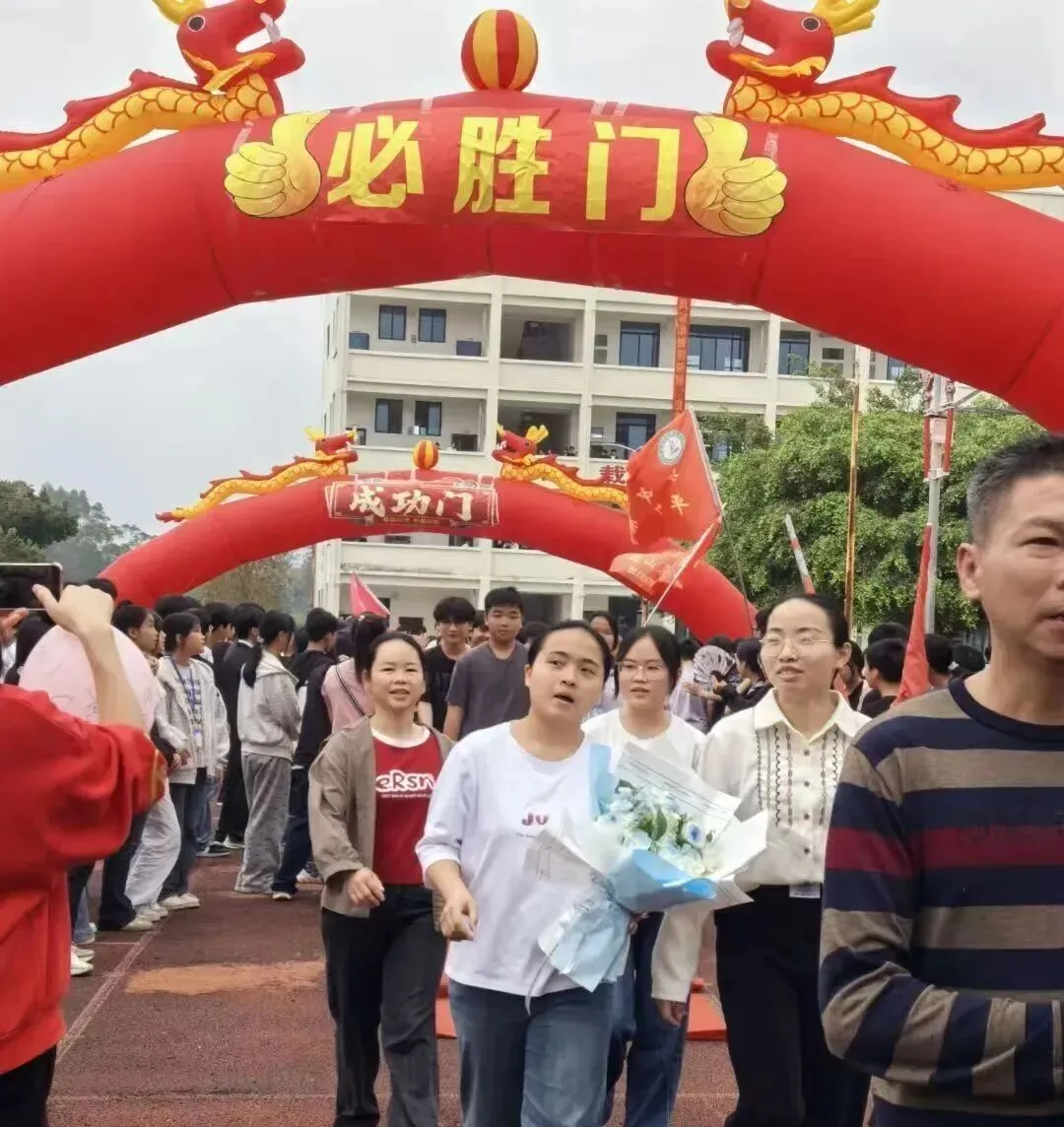 平南县平山实验中学举行2026届“决战中考”誓师大会 第20张