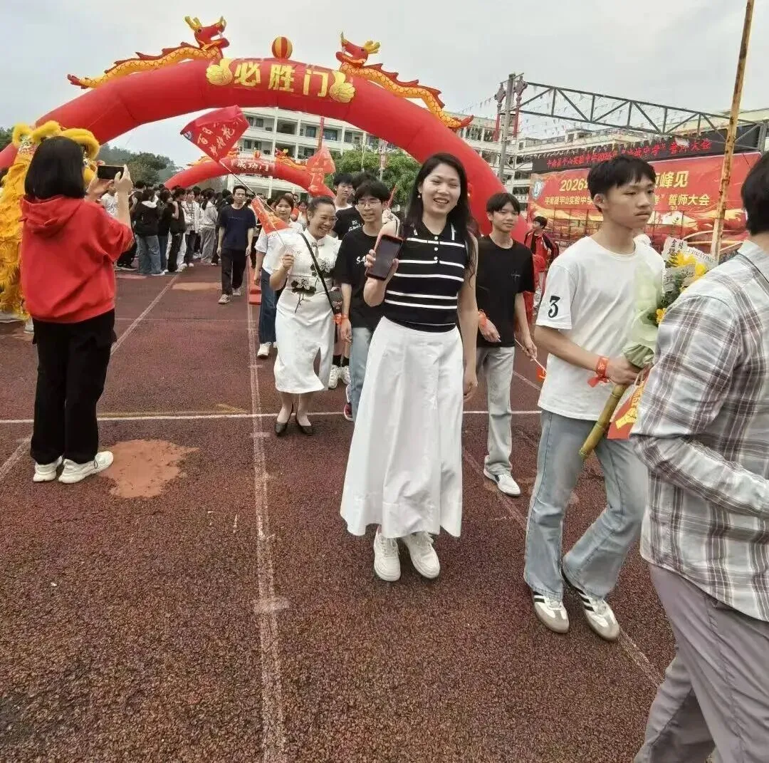 平南县平山实验中学举行2026届“决战中考”誓师大会 第21张