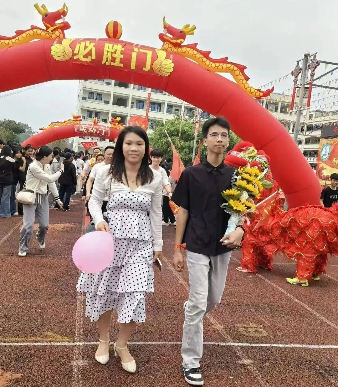 平南县平山实验中学举行2026届“决战中考”誓师大会 第23张