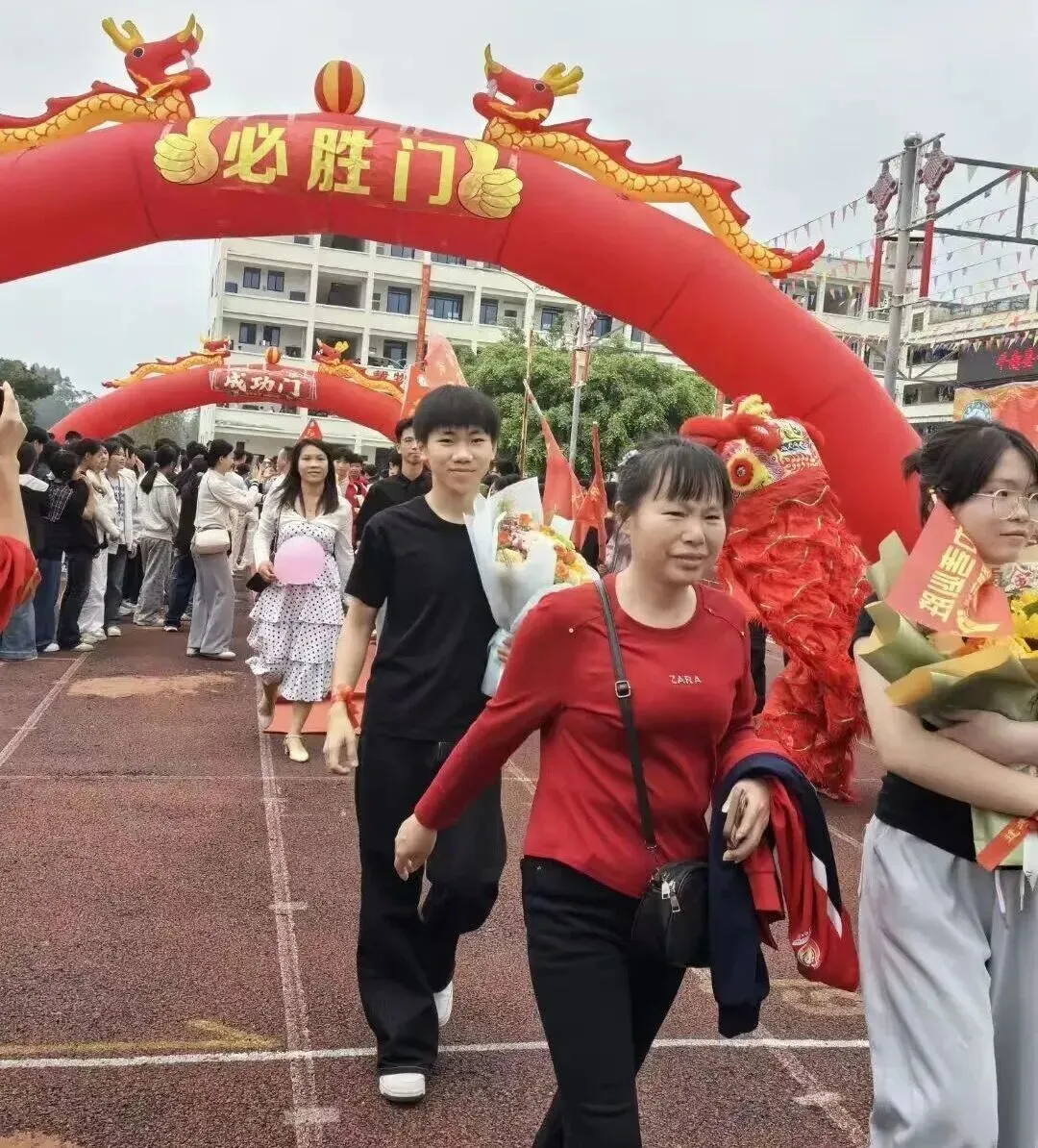 平南县平山实验中学举行2026届“决战中考”誓师大会 第24张