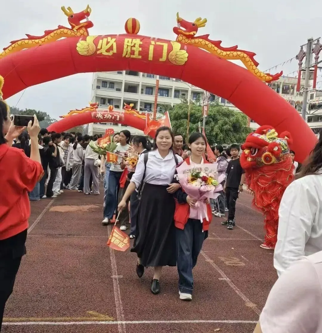 平南县平山实验中学举行2026届“决战中考”誓师大会 第25张