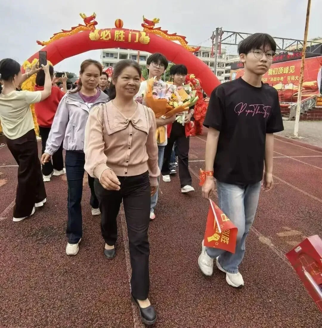 平南县平山实验中学举行2026届“决战中考”誓师大会 第26张