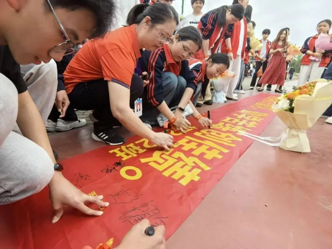 平南县平山实验中学举行2026届“决战中考”誓师大会 第35张