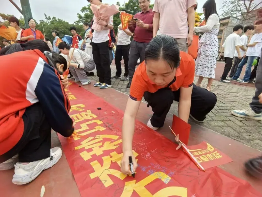 平南县平山实验中学举行2026届“决战中考”誓师大会 第37张