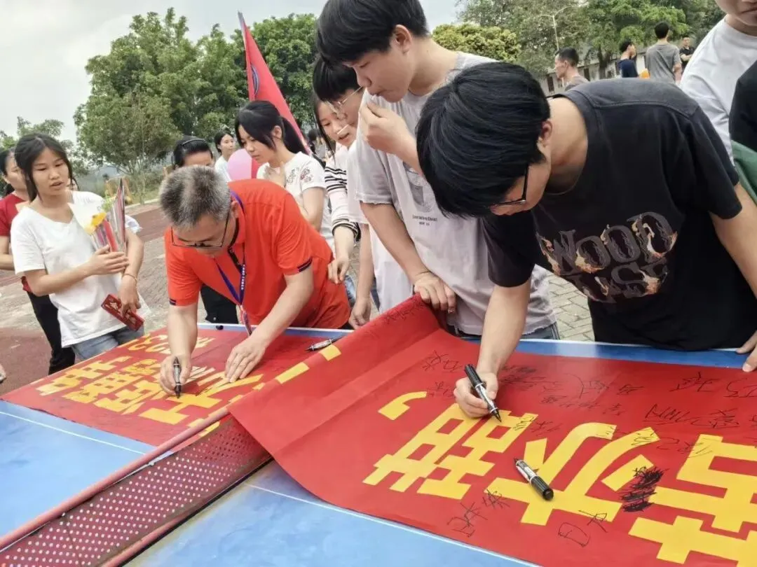 平南县平山实验中学举行2026届“决战中考”誓师大会 第38张