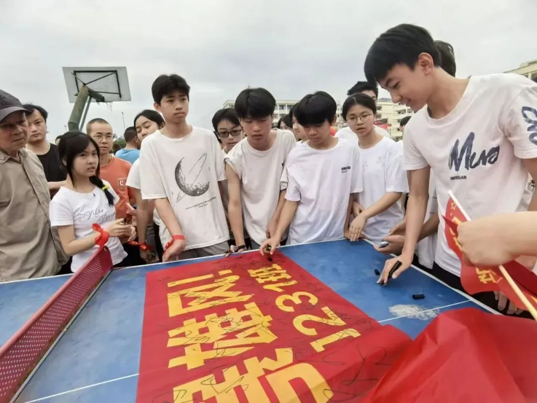 平南县平山实验中学举行2026届“决战中考”誓师大会 第39张