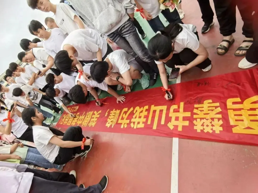 平南县平山实验中学举行2026届“决战中考”誓师大会 第40张