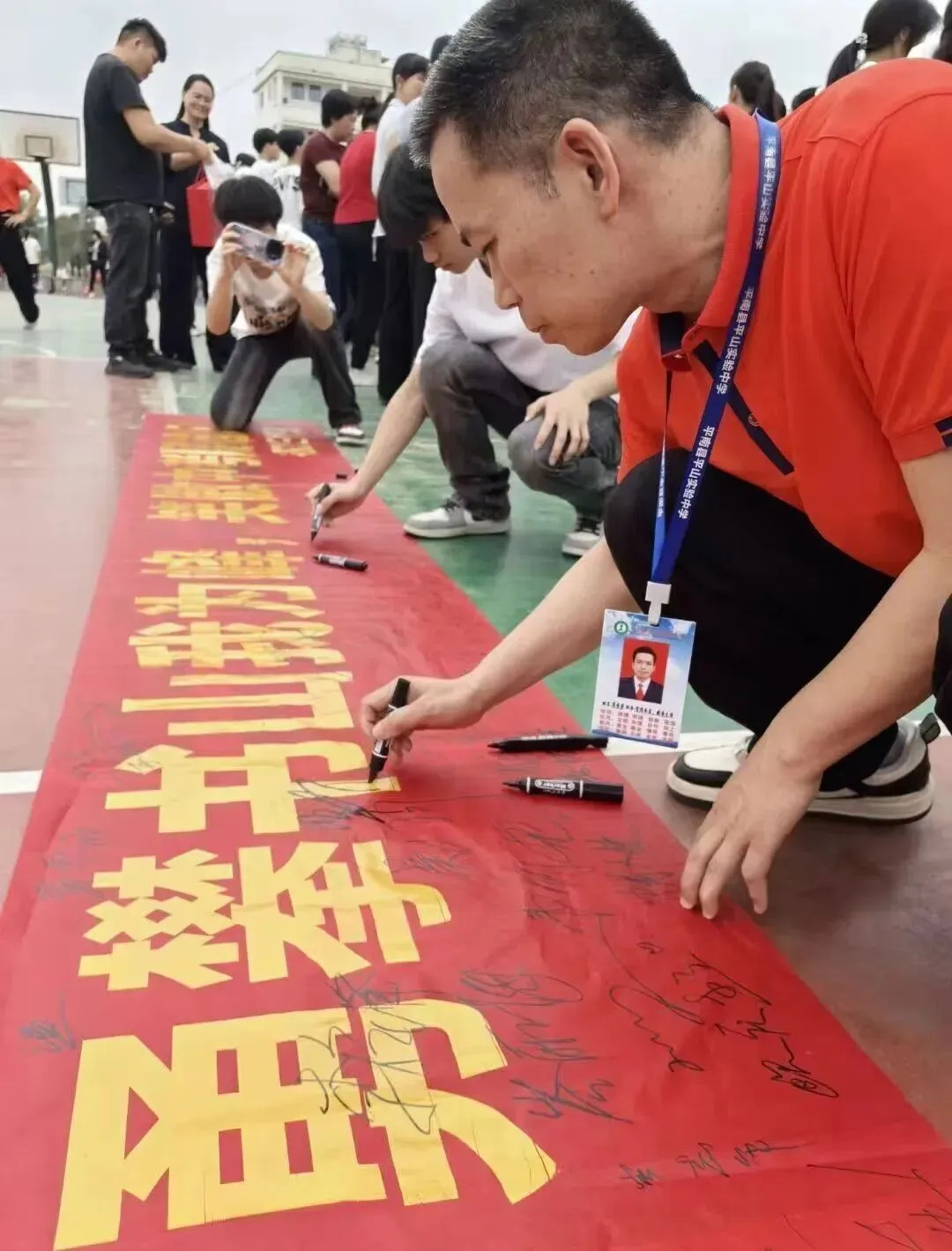 平南县平山实验中学举行2026届“决战中考”誓师大会 第42张