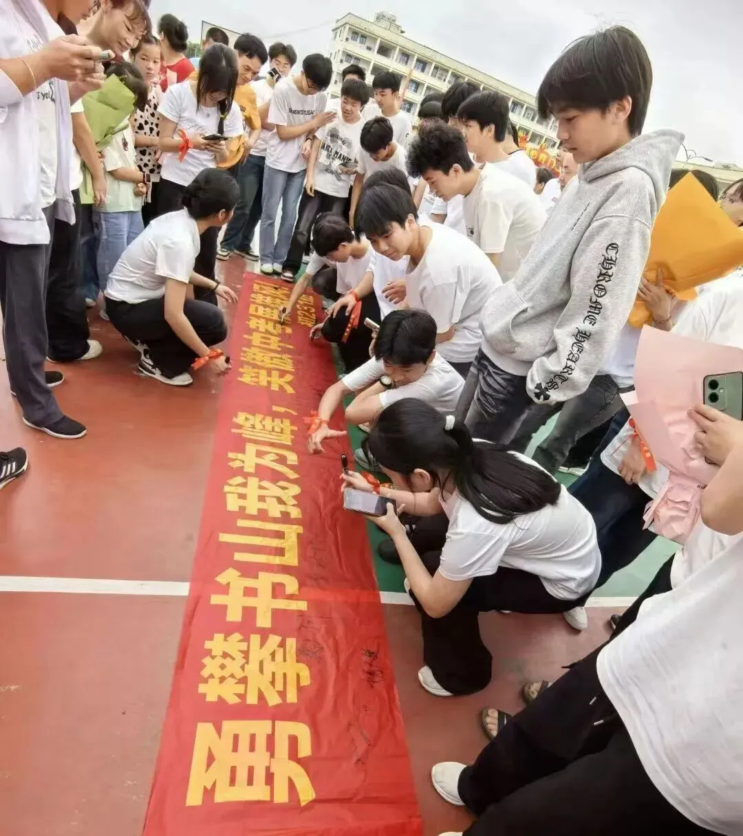 平南县平山实验中学举行2026届“决战中考”誓师大会 第44张