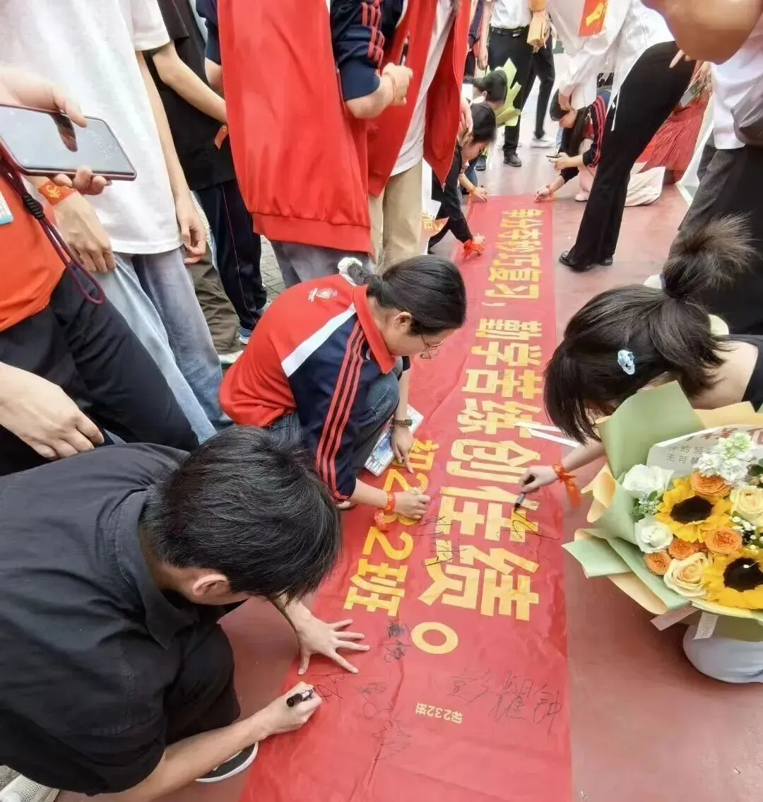 平南县平山实验中学举行2026届“决战中考”誓师大会 第45张