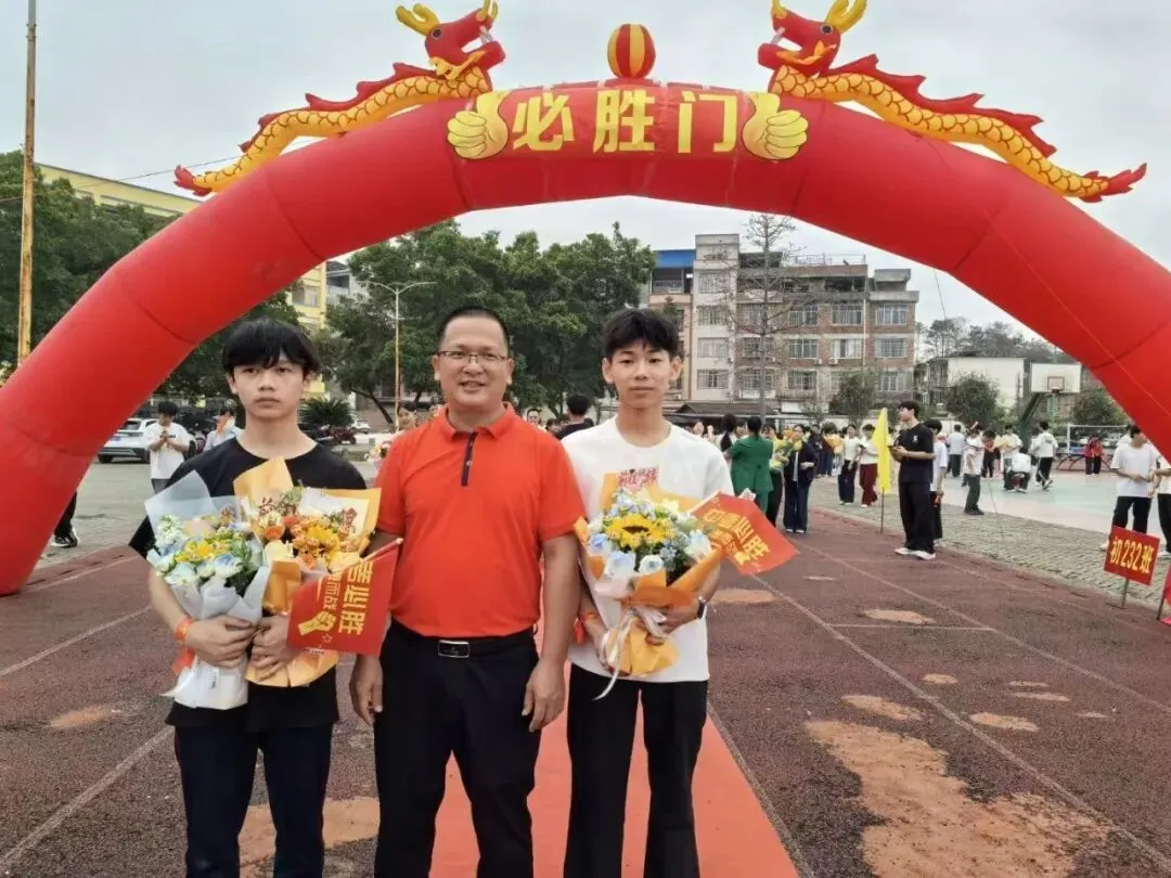 平南县平山实验中学举行2026届“决战中考”誓师大会 第48张