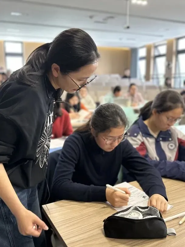 聚焦中考复习,共话高效课堂——西湖区初中英语五校联研活动 第10张 聚焦中考复习,共话高效课堂——西湖区初中英语五校联研活动 第10张