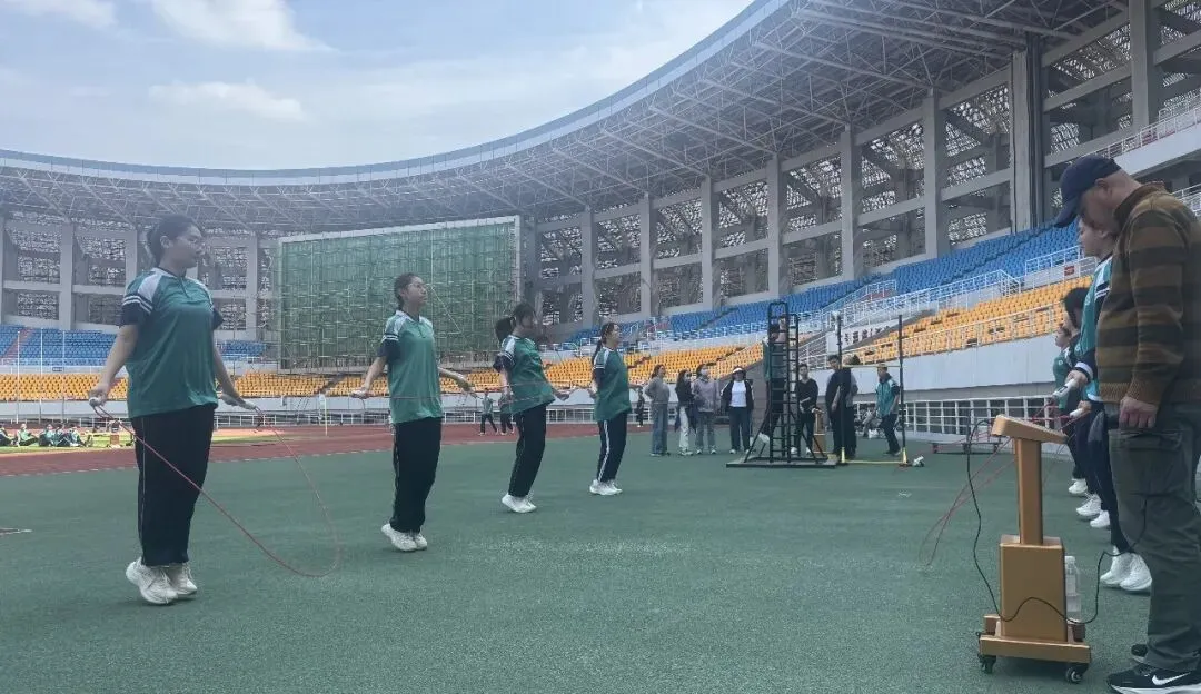 以测促练,备战中考!孟达外国语初中生体育模拟测试圆满落幕,以专业服务护航青春成长 第5张