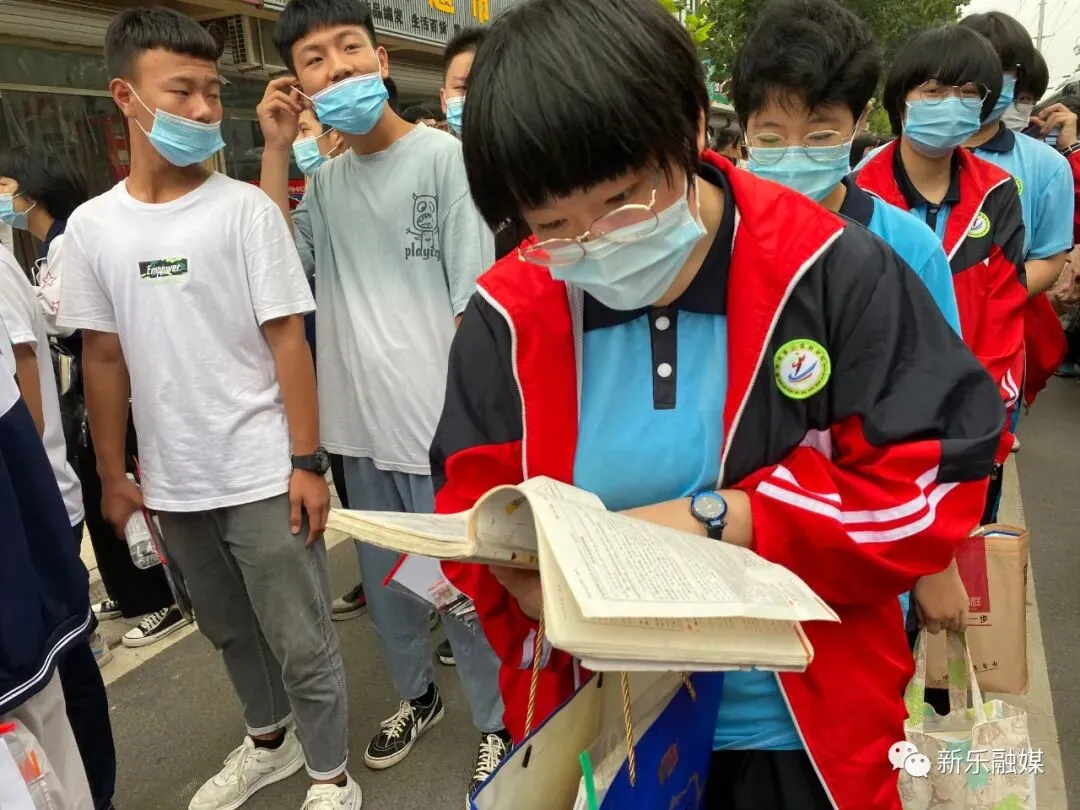 直击中考首日,定格考场外的瞬间! 第5张 直击中考首日,定格考场外的瞬间! 第5张