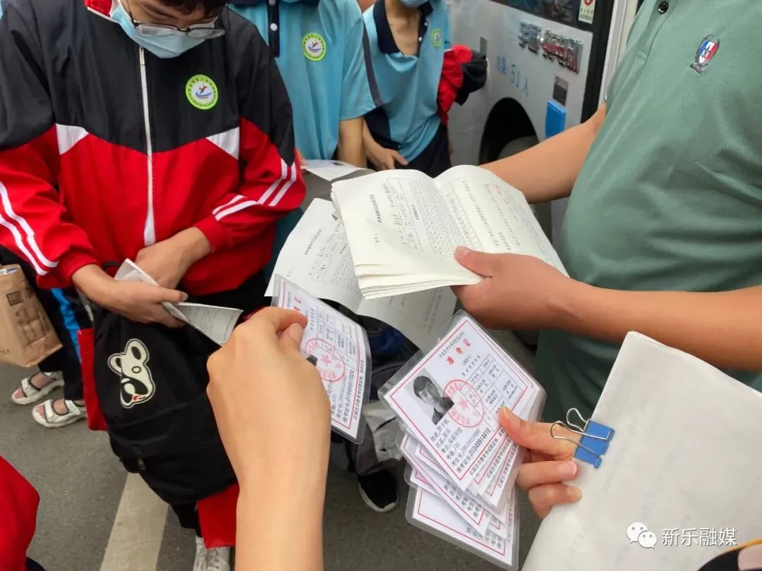 直击中考首日,定格考场外的瞬间! 第8张 直击中考首日,定格考场外的瞬间! 第8张