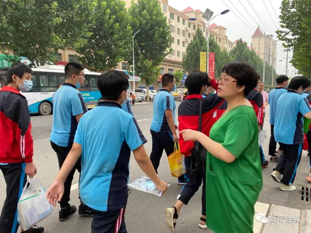 直击中考首日,定格考场外的瞬间! 第10张 直击中考首日,定格考场外的瞬间! 第10张