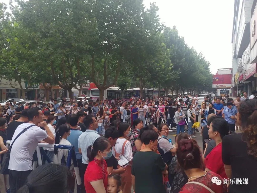 直击中考首日,定格考场外的瞬间! 第11张 直击中考首日,定格考场外的瞬间! 第11张