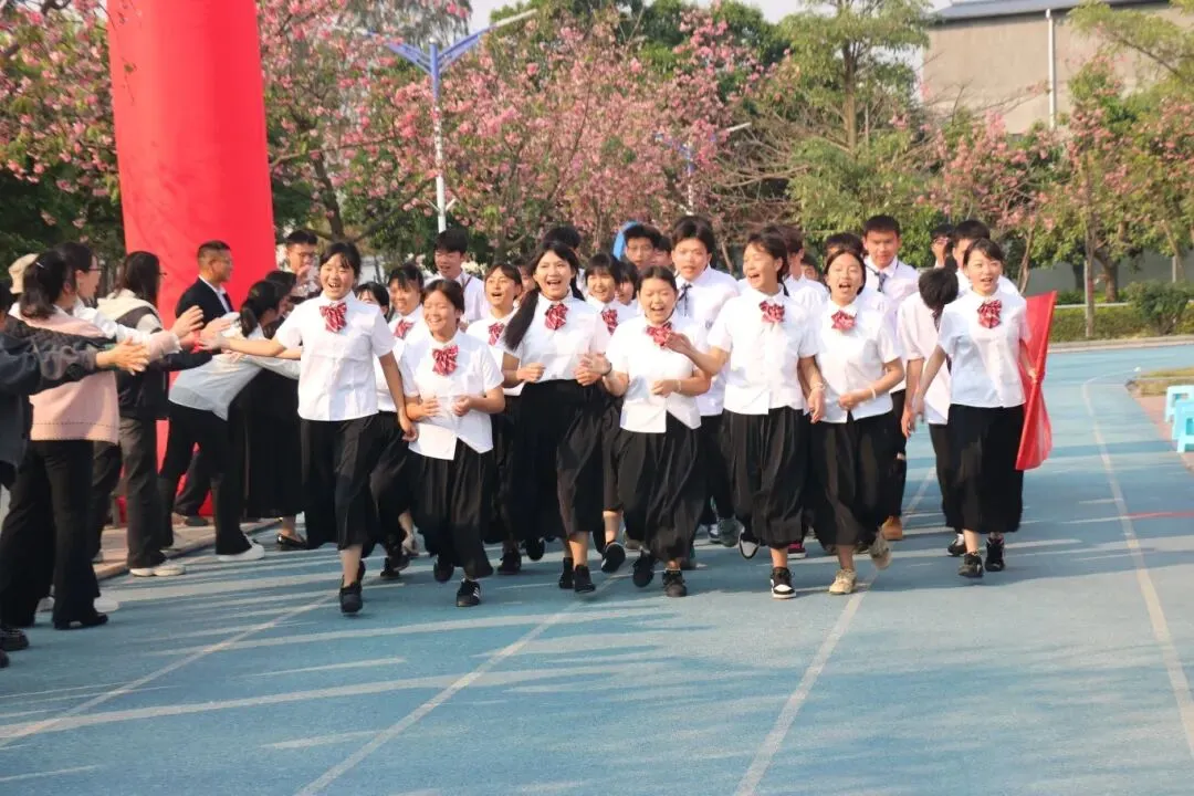 乘风破浪迎挑战,决战中考展锋芒——建水第四中学2026届中考誓师大会纪实 第33张 乘风破浪迎挑战,决战中考展锋芒——建水第四中学2026届中考誓师大会纪实 第33张