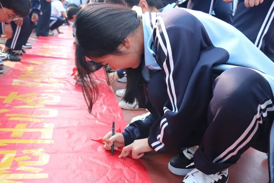 乘风破浪迎挑战,决战中考展锋芒——建水第四中学2026届中考誓师大会纪实 第40张 乘风破浪迎挑战,决战中考展锋芒——建水第四中学2026届中考誓师大会纪实 第40张