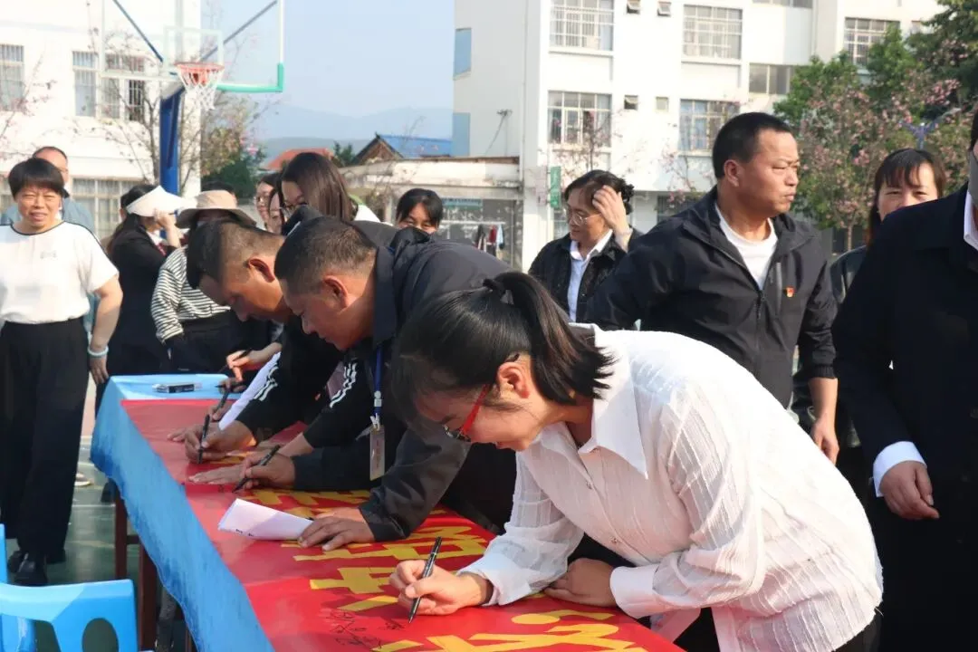 乘风破浪迎挑战,决战中考展锋芒——建水第四中学2026届中考誓师大会纪实 第41张 乘风破浪迎挑战,决战中考展锋芒——建水第四中学2026届中考誓师大会纪实 第41张