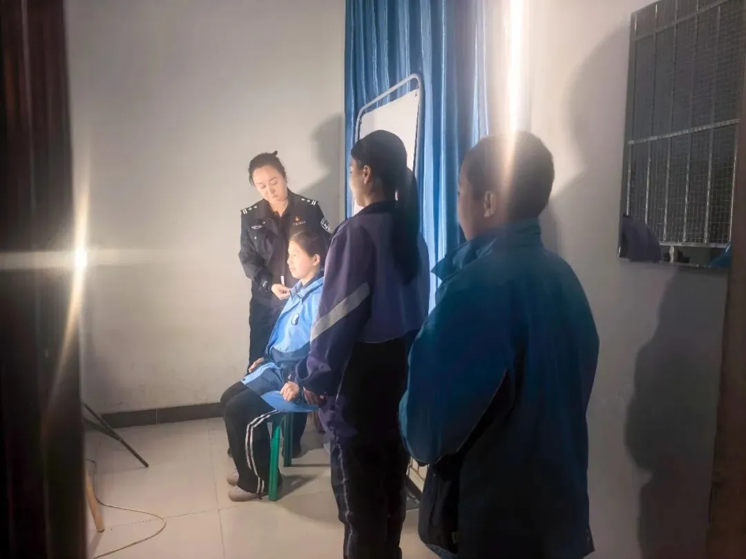 【雷锋月】新和公安:“绿色通道”助中考 暖心服务护学子 第4张 【雷锋月】新和公安:“绿色通道”助中考 暖心服务护学子 第4张