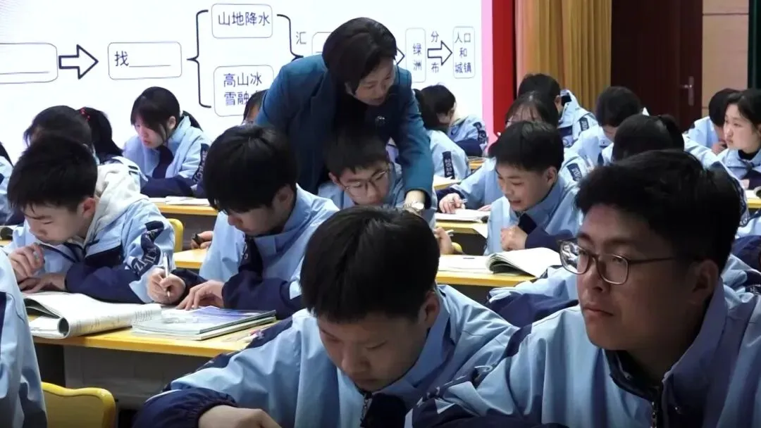 【闪亮康居·中考研讨】立足素养明方向,精准备考提质效——2026年盐城市地理复习专题研讨会暨市地理学科中心活动在我校举行 第9张