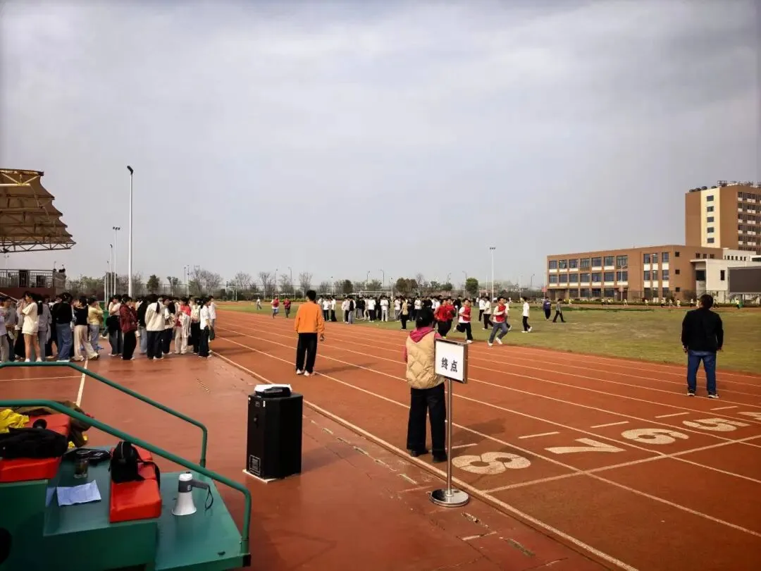 实战模拟砺锋芒 全力以赴备中考——庐阳中学临泉分校开展中考长跑模拟测试 第11张