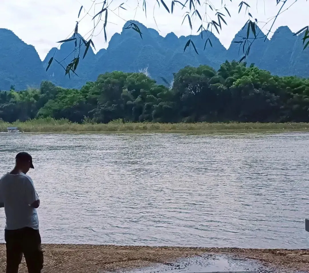 26.3.21雅思小作文真题9分范文 | 柱状图:医院不同科室非医疗人员数量对比 (含外教朗读音频+范文详解+评分解析) 第1张