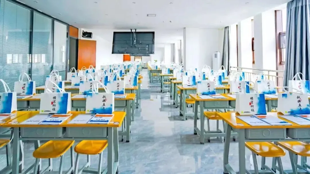 省考成绩可查!免费领面试真题,预约面试课程立减1000元! 第69张