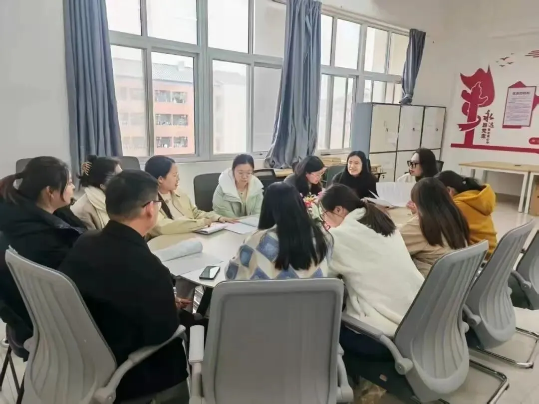 【微新闻】英语专业教研室召开试卷复查总结会议 第1张