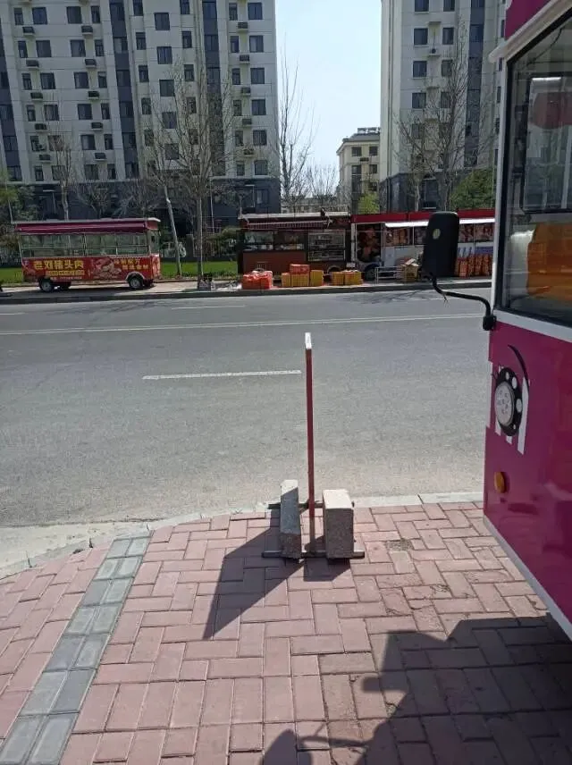 3月28日真题:某次周末,科长联系小丁,多次打电话都没有接听.科长批评了他.小丁很委屈你作为同事和朋友,你要怎么劝说他?请现场模拟. 第1张