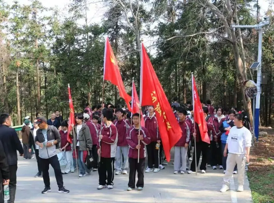 勇攀青山砺壮志 铿锵誓言战中考——塘南初中九年级师生大青山励志活动纪实 第3张