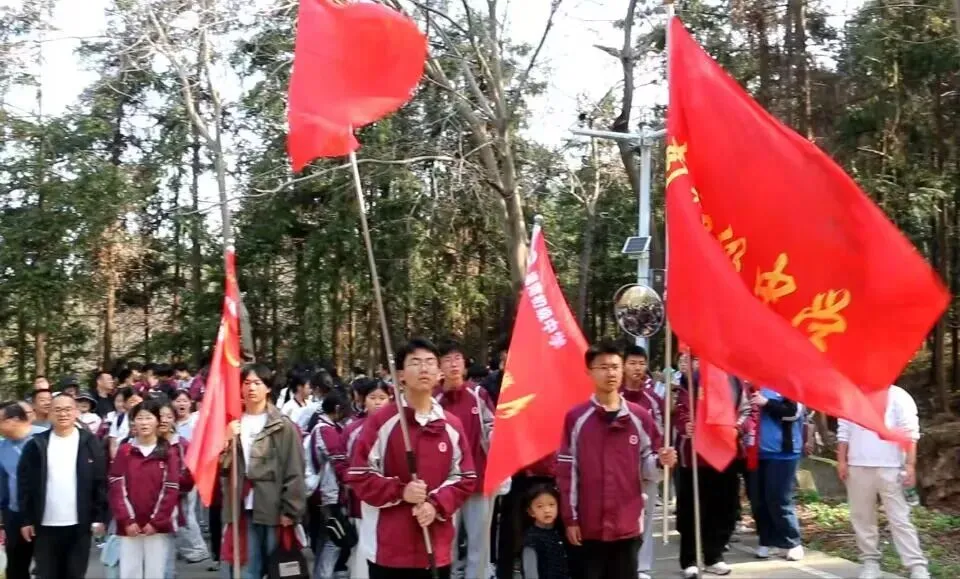勇攀青山砺壮志 铿锵誓言战中考——塘南初中九年级师生大青山励志活动纪实 第4张