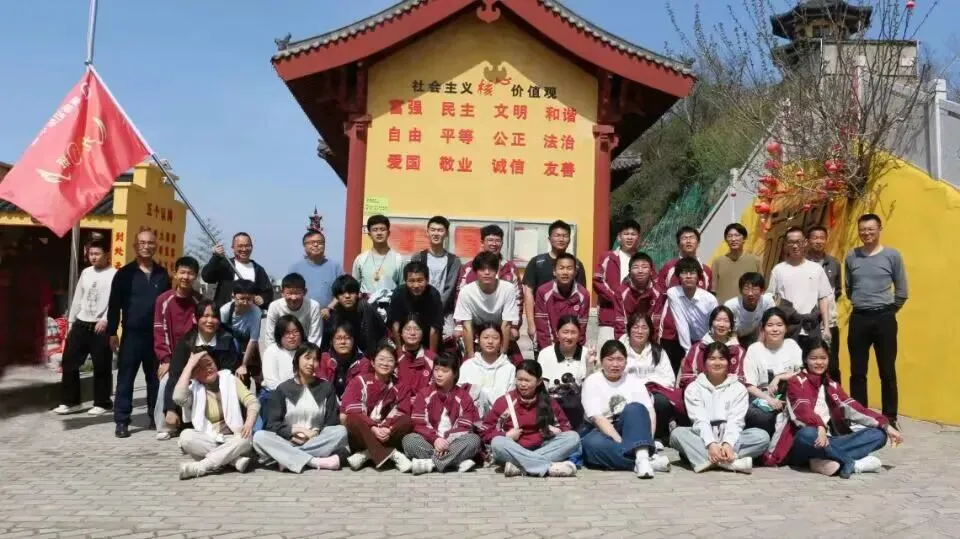 勇攀青山砺壮志 铿锵誓言战中考——塘南初中九年级师生大青山励志活动纪实 第5张