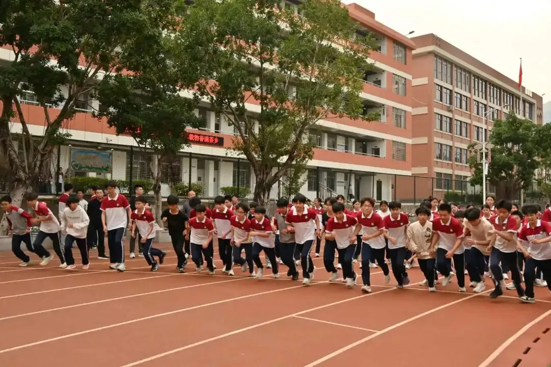 青春逐风,冲刺中考! 初三学子全力备战体育跑步项目 第16张