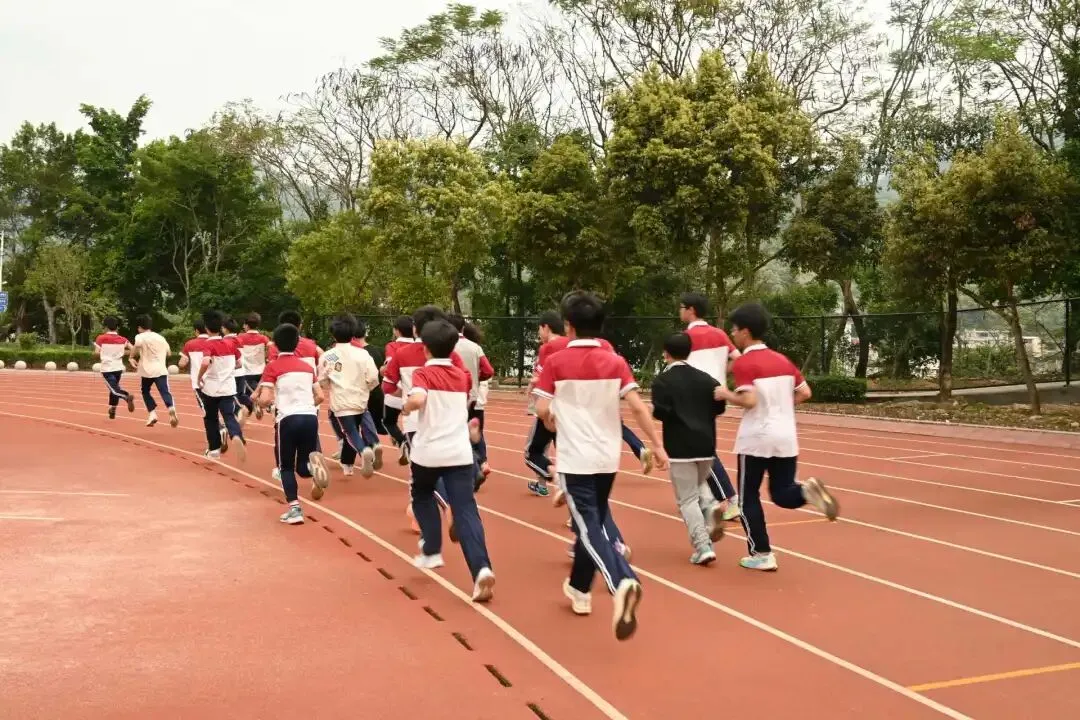 青春逐风,冲刺中考! 初三学子全力备战体育跑步项目 第18张